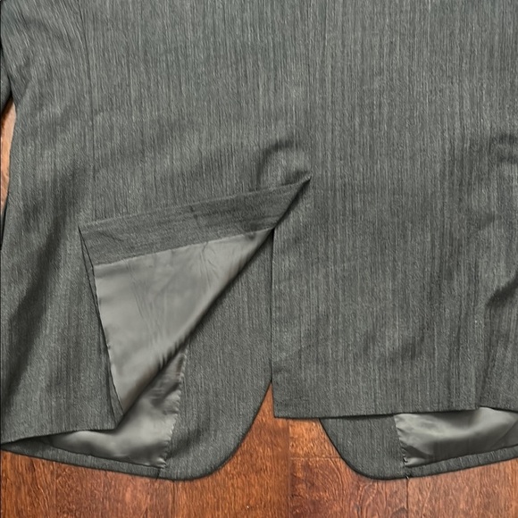 Jos. A. Bank Handsome Gray Blazer, Classic Fit, 100% Wool, Size 46R - Picture 10 of 15